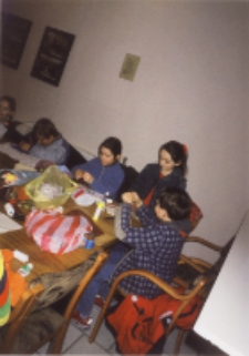 Wiosenne obrazki : zajęcia w bibliotece z uczniami ze Szkoły Podstawowej nr 2 w Obornikach Śląskich, prowadzone przez Małgorzatę Biernacką, 27.03.2003 r. (fot. 3) [Dokument ikonograficzny]