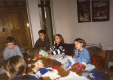 Wiosenne obrazki : zajęcia w bibliotece z uczniami ze Szkoły Podstawowej nr 2 w Obornikach Śląskich, prowadzone przez Małgorzatę Biernacką, 27.03.2003 r. (fot. 8) [Dokument ikonograficzny]