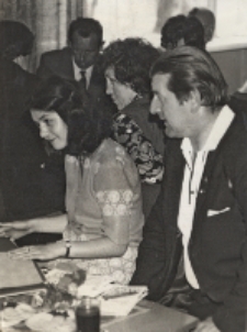 Spotkanie w Miejskim Międzyzakładowym Domu Kultury w Obornikach Śląskich kierownik domu kultury Aleksandry Światłej z przedstawicielami wydziału kultury z Czeskiej Skalicy, 2.1974 r. [Dokument ikonograficzny]