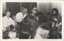 Spotkanie młodzieży w Miejskim Międzyzakładowym Domu Kultury w Obornikach Śląskich, luty 1974 r. [Dokument ikonograficzny]