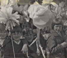 Parada uczniów ulicami miasta podczas Dni Oświaty, Książki i Prasy, 2.05.1974 r. [Dokument ikonograficzny]