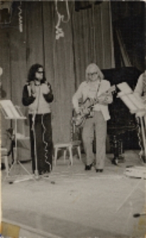 Zabawa andrzejkowa dla młodzieży w Miejskim Międzyzakładowym Domu Kultury w Obornikach Śląskich, 29.11.1975 r. (fot. 1) [Dokument ikonograficzny]