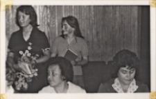 Recytatorki z Koła Młodego Recytatora, prowadzonego w Miejskim Międzyzakładowym Domu Kultury w Obornikach Śląskich przez kierownik Aleksandrę Grześkowiak, 1975 r. [Dokument ikonograficzny]