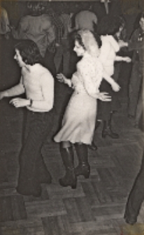 Bal ostatkowy w sali teatralnej dla starszych mieszkańc&oacute;w miasta, zorganizowany przez Miejski Międzyzakładowy Dom Kultury w Obornikach Śląskich, 1975 r. (fot. 2) [Dokument ikonograficzny]