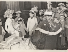 Spotkanie Mikołaja z przedszkolakami w Miejskim Międzyzakładowym Domu Kultury w Obornikach Śląskich, grudzień 1975 r.