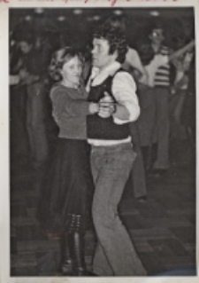 Zabawa taneczna w Miejskim Międzyzakładowym Domu Kultury w Obornikach Śląskich, styczeń 1976 r. [Dokument ikonograficzny]