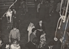 Zabawa sylwestrowa w Miejskim Międzyzakładowym Domu Kultury w Obornikach Śląskich, styczeń 1976 r. [Dokument ikonograficzny]