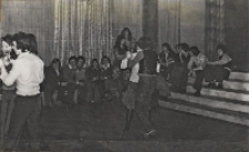 Dyskoteka młodzieżowa w sali teatralnej w Miejskim Międzyzakładowym Domu Kultury w Obornikach Śląskich, grudzień 1975 r. - styczeń 1976 r. [Dokument ikonograficzny]
