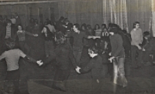 Dyskoteka młodzieżowa w Miejskim Międzyzakładowym Domu Kultury w Obornikach Śląskich, grudzień 1975 r. - styczeń 1976 r. [Dokument ikonograficzny]