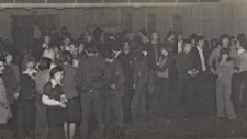 Tłum w sali teatralnej podczas młodzieżowej dyskoteki w Miejskim Międzyzakładowym Domu Kultury w Obornikach Śląskich, grudzień 1975 r. - styczeń 1976 r. [Dokument ikonograficzny]