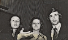 Troje uczestników młodzieżowej dyskoteki w rozmowie w Miejskim Międzyzakładowym Domu Kultury w Obornikach Śląskich, grudzień 1975 r. - styczeń 1976 r. [Dokument ikonograficzny]