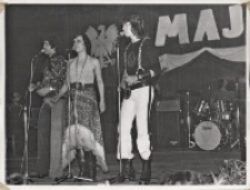 Występ zespołu Partita z okazji Święta Pracy w Obornickim Ośrodku Kultury, 27.04.1976 r. (fot. 1) [Dokument ikonograficzny]