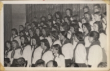 Występ ch&oacute;ru Studium Wychowawczyń Przedszkoli z okazji Święta Pracy podczas wieczornicy w Obornickim Ośrodku Kultury, 27.04.1976 r.[Dokument ikonograficzny]