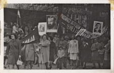 Pochód pierwszomajowy mieszkańców miasta i gminy ulicami Obornik Śląskich, 1.05.1976 r. [Dokument ikonograficzny]