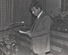 Obornickie Spotkania Literacko-Filmowe otwiera w sali widowiskowej Obornickiego Ośrodka Kultury Mieczysław Piekarski, naczelnik miasta i gminy, 12.06.1976 r. [Dokument ikonograficzny]