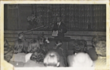 Wykład inauguracyjny Obornickich Spotkań Literacko-Filmowych w sali widowiskowej Obornickiego Ośrodka Kultury, 12.06.1976 r. (fot. 1) [Dokument ikonograficzny]