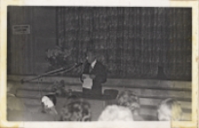 Wykład inauguracyjny Obornickich Spotkań Literacko-Filmowych w sali widowiskowej Obornickiego Ośrodka Kultury, 12.06.1976 r. (fot. 2) [Dokument ikonograficzny]