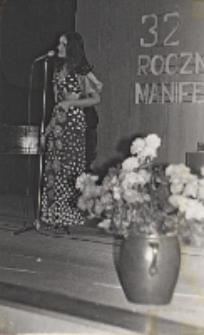 Święto Odrodzenia Polski obchodzone w 32. rocznicę manifestu lipcowego w sali widowiskowej Obornickiego Ośrodka Kultury, 22.07.1976 r. (fot. 1) [Dokument ikonograficzny]