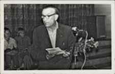 Spotkanie z weteranem walk II wojny światowej w sali widowiskowej Obornickiego Ośrodka Kultury, 1976 r. (fot. 1) [Dokument ikonograficzny]