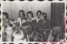 Spotkania wczasowiczów oraz dzieci i młodzieży z różnych kolonii letnich organizowanych w Obornikach Śląskich w sali widowiskowej Obornickiego Ośrodka Kultury, 7-8.1976 r. [Dokument ikonograficzny]