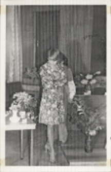 Wiesława Wrzeszcz, instruktor Wojewódzkiego Domu Kultury, przedstawicielka jury ogląda najciekawsze kompozycje kwiatowe, 19.09.1976 r. [Dokument ikonograficzny]