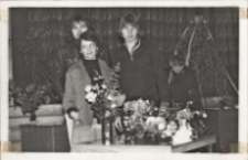 Młodzież zwiedza wystawę kompozycji kwiatowych, 19.09.1976 r. [Dokument ikonograficzny]
