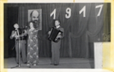 Występ solistki przy akompaniamencie duetu akordeonowego z okazji 59. rocznicy Rewolucji Październikowej w Obornickim Ośrodku Kultury, 10.11.1976 r. [Dokument ikonograficzny]