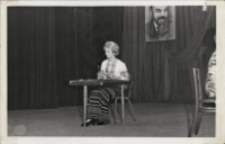 Występ cymbalistki ze Związku Radzieckiego z okazji 59. rocznicy Rewolucji Październikowej w Obornickim Ośrodku Kultury, 10.11.1976 r. [Dokument ikonograficzny]