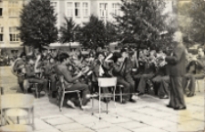 Koncert młodzieżowej orkiestry dętej pod kierunkiem Czesława Roszyka i big-bandu pod kierunkiem Jerzego Szajrycha z Młodzieżowego Domu Kultury w Chełmnie, 1977 r. [Dokument ikonograficzny]