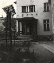 Wejście do budynku Obornickiego Ośrodka Kultury od strony sali widowiskowej, marzec 1977 r. [Dokument ikonograficzny]