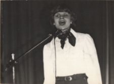Fotografia solistki eliminacji wojew&oacute;dzkich do XVI Og&oacute;lnopolskiego Konkursu Piosenki Radzieckiej w Obornickim Ośrodku Kultury, 26-27. 02.1977 r. [Dokument ikonograficzny]