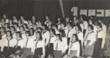 Chór dziewczęcy Studium Wychowania Przedszkolnego w Obornikach Śląskich podczas wieczornicy w Obornickim Ośrodku Kultury, 30.04.1977 r. [Dokument ikonograficzny]