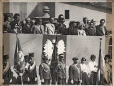 Członkowie prezydium Miejskiej Rady Narodowej Obornik Śląskich na trybunie witają uczestników pochodu, 1.05.1977 r. [Dokument ikonograficzny]