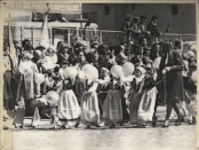 Grupa przedszkolaków z balonikami w pochodzie pierwszomajowym, 1.05.1977 r. [Dokument ikonograficzny]