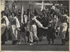 Zespół Wokalny „Osolanki” z Klubu Rolnika w Osoli maszeruje w pochodzie ulicami Obornik Śląskich, 1.05.1977 r. [Dokument ikonograficzny]