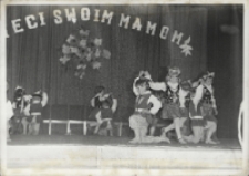 Występ przedszkolak&oacute;w w sali widowiskowej Obornickiego Ośrodka Kultury &bdquo;Dzieci swoim Mamom&rdquo;, 26.05.1977 r. (fot. 1) [Dokument ikonograficzny]