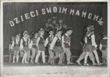 Występ przedszkolaków w sali widowiskowej Obornickiego Ośrodka Kultury „Dzieci swoim Mamom”, 26.05.1977 r. (fot. 2) [Dokument ikonograficzny]