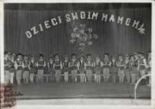 Fotografia zbiorowa wszystkich przedszkolaków biorących udział w występie z okazji Dnia Matki „Dzieci swoim Mamom”, 26.05.1977 r. [Dokument ikonograficzny]