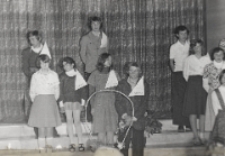 Występ uczniów z obornickich szkół z okazji Dnia Matki w sali widowiskowej Obornickiego Ośrodka Kultury, 26.05.1977 r. [Dokument ikonograficzny]