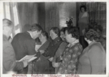 Wręczenie dyplomów z okazji Dnia Matki wzorowym matkom w sali widowiskowej Obornickiego Ośrodka Kultury, 26.05.1977 r. [Dokument ikonograficzny]