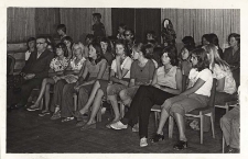 Spotkanie uczestników kolonii z Nysy i z Wrocławia w Obornickim Ośrodku Kultury na występach i dyskotece, 1977 r. [Dokument ikonograficzny]