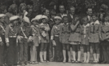 Wspólne zdjęcie uczestników kursu Młodzieżowej Służby Ruchu przed Obornickim Ośrodkiem Kultury, lipiec 1977 r. [Dokument ikonograficzny]