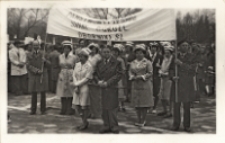Pielęgniarki i personel Państwowego Zespołu Sanatoriów Przeciwgruźliczych w Obornikach Śląskich w pochodzie pierwszomajowym, 28.04-1.05.1978 r. [Dokument ikonograficzny]