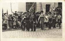 Kombatanci i harcerze z pocztami sztandarowymi w pochodzie pierwszomajowym, 28.04-1.05.1978 r. [Dokument ikonograficzny]