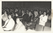 Widownia oglądająca występ Reginy Pisarek z zespołem „Korale” z okazji „34. Rocznicy Odrodzenia Polski” w Obornickim Ośrodku Kultury, 20.07.1978 r. [Dokument ikonograficzny]