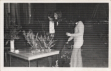Oborniczanki oglądają wystawę kwiatów w Obornickim Ośrodku Kultury, sierpień - wrzesień 1978 r. [Dokument ikonograficzny]