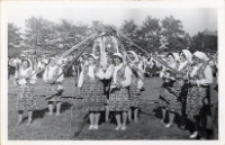 Koło Gospodyń Wiejskich z Wilczyna Leśnego w strojach ludowych z wieńcem dożynkowym podczas gminnych dożynek w Pęgowie, wrzesień 1978 r. (fot. 1) [Dokument ikonograficzny]