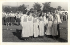 Występ zespołu wokalnego „Osolanki” z Klubu Rolnika w Osoli na stadionie w Pęgowie podczas gminnych dożynek, wrzesień 1978 r. [Dokument ikonograficzny]