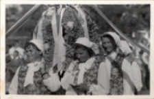 Członkinie Koła Gospodyń Wiejskich z Wilczyna Leśnego w korowodzie dożynkowym podczas gminnych dożynek w Pęgowie, wrzesień 1978 r. (fot. 3) [Dokument ikonograficzny]