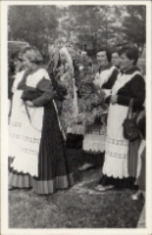 Gospodynie w strojach ludowych (prawdopodobnie z Kuraszkowa) w korowodzie dożynkowym podczas gminnych dożynek w Pęgowie, wrzesień 1978 r. [Dokument ikonograficzny]
